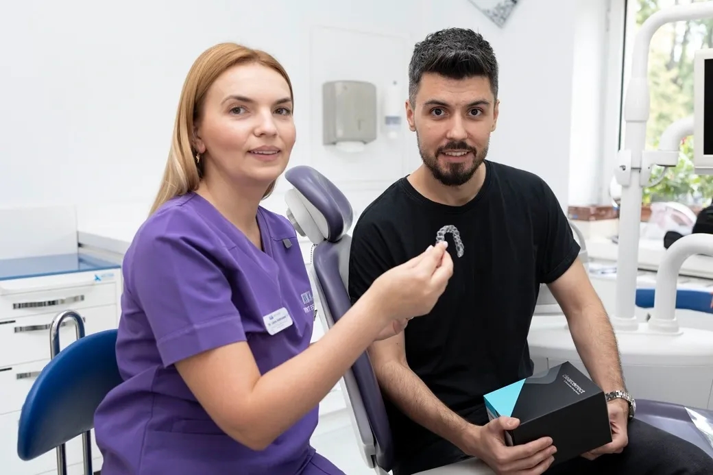Pacient care optează pentru tramatamentul cu aparat dentar invizibil ClearCorrect