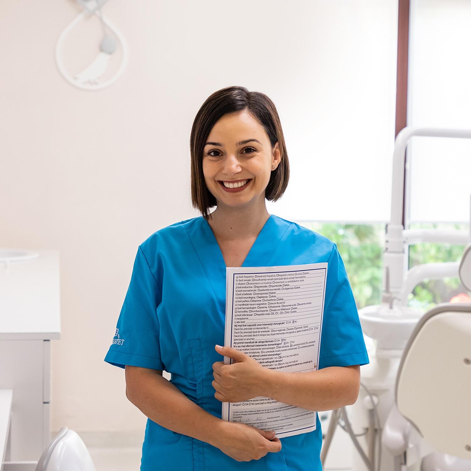 Dentist Sibiu - Dr. Adelina Budis, specialist în protetică dentară.