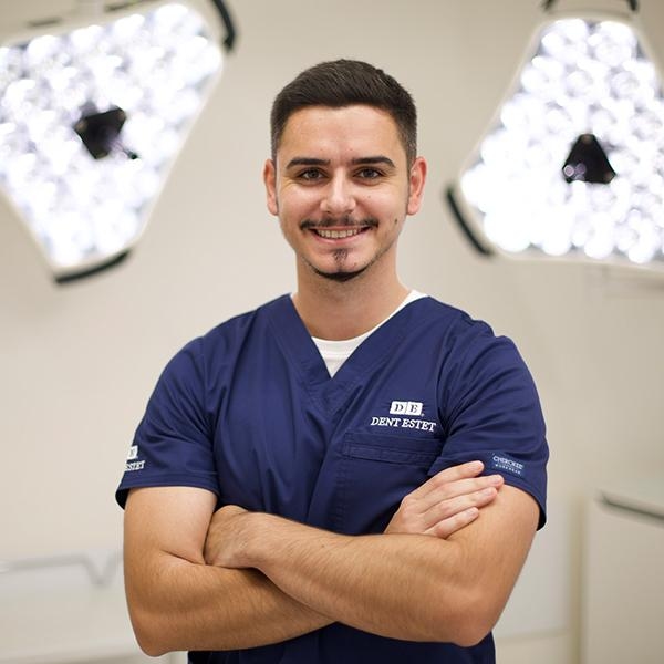 Dentist București - Dr. Alexandru Dogaru, medic rezident protetică dentară.