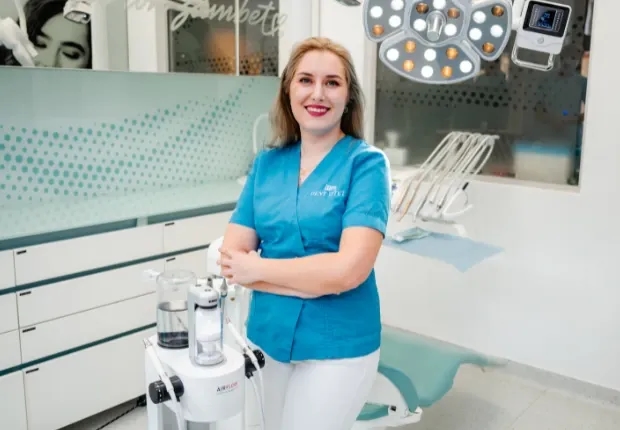 Dr. Andreea Lascau, medic stomatolog Brașov, explică detartraj cu ultrasunete.