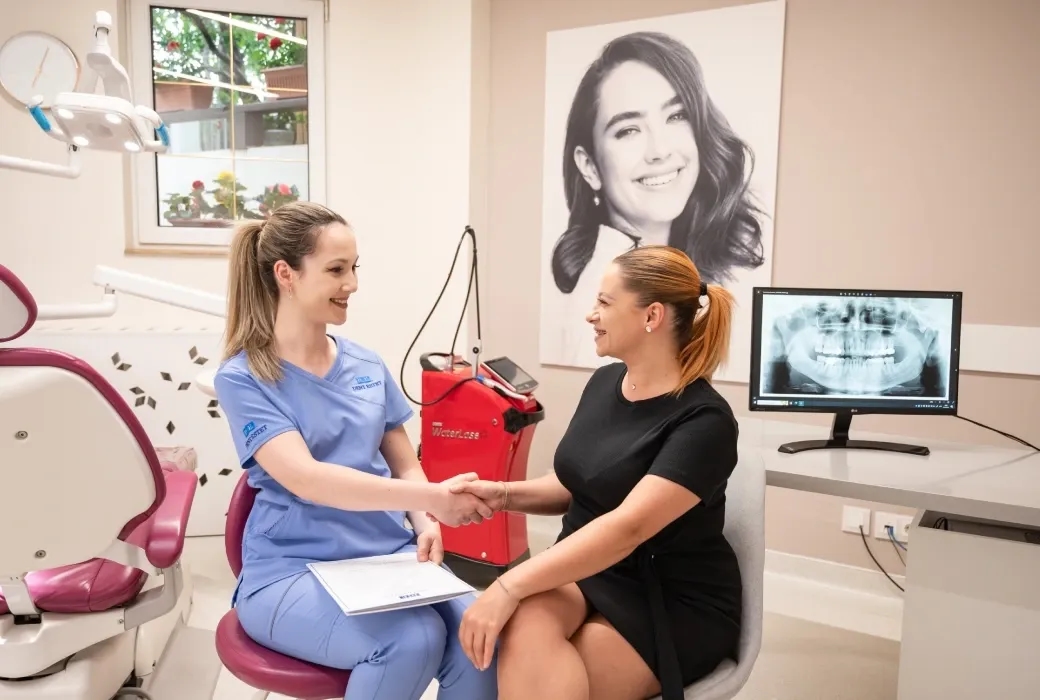 Medic stomatolog prezinta planul de tratament unui pacient