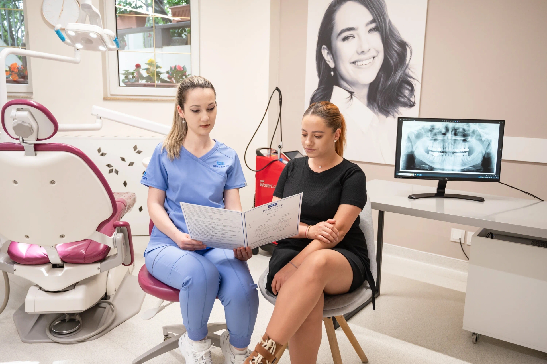 Dr. Bianca Spătaru discută cu pacienta despre riscurile abcesului dentar.