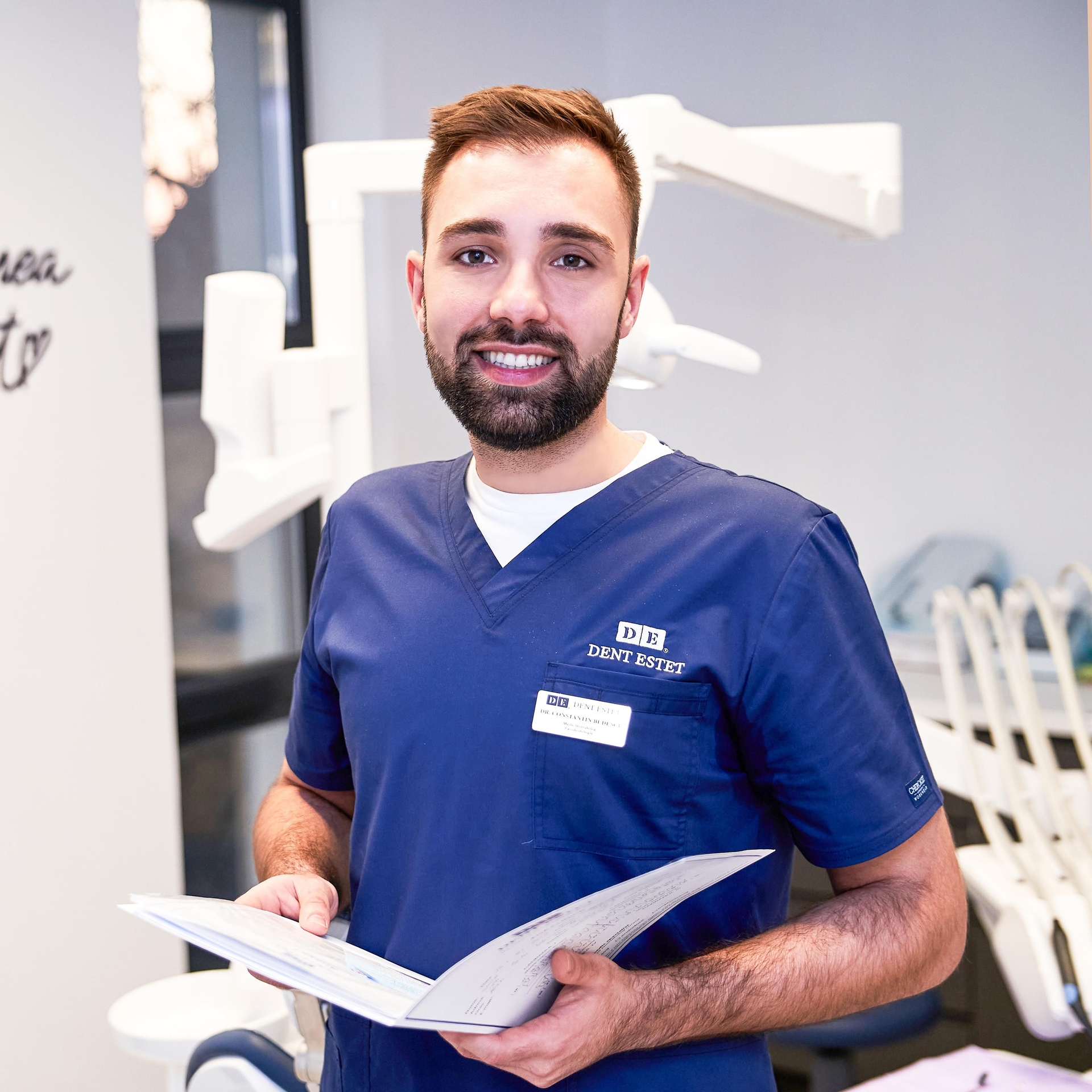 Dentist Arad - Dr. Constantin Budescu, medic specialist în parodontologie.
