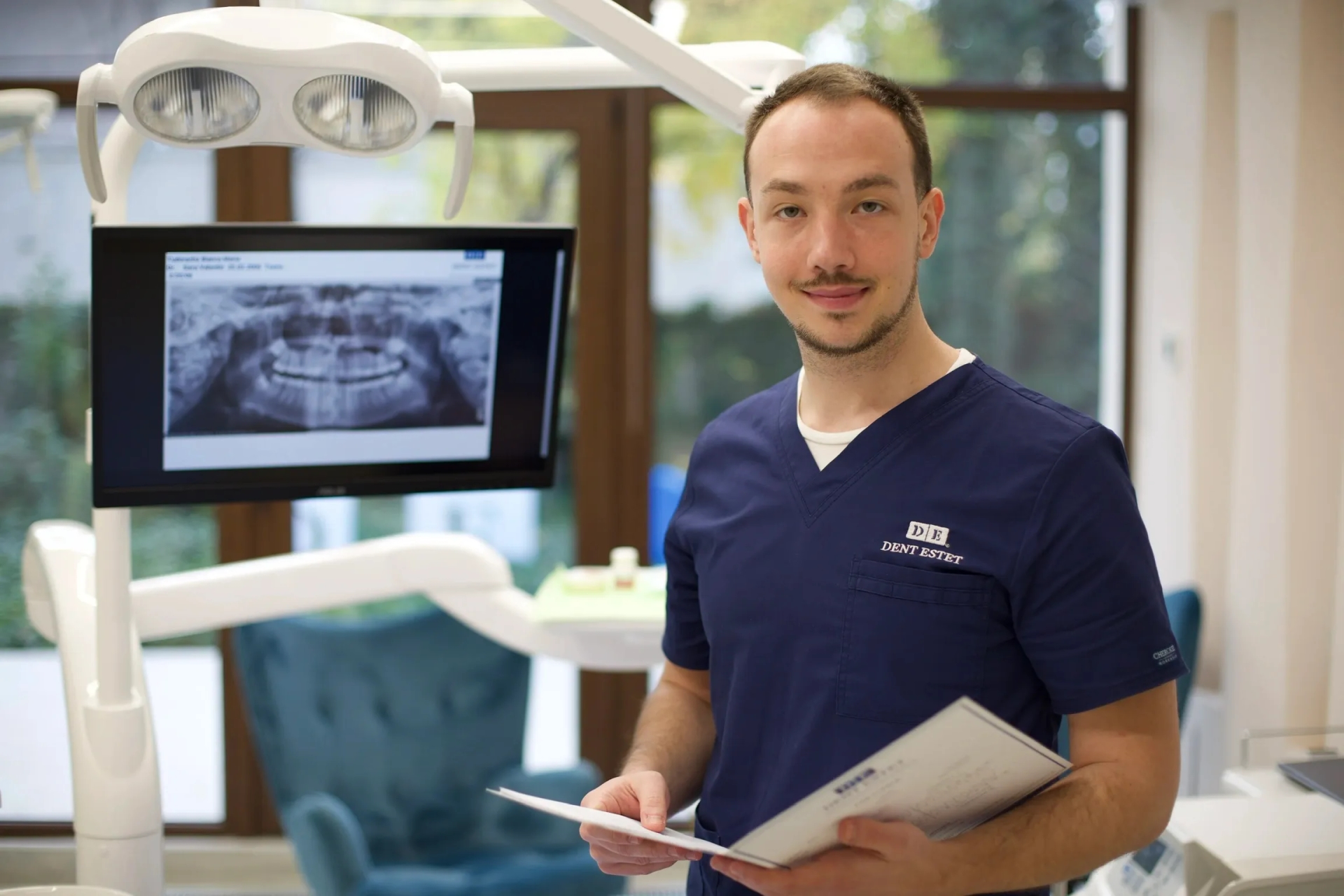 Medic parodontolog oferă informații despre detartraj pentru prevenția parodontozei.