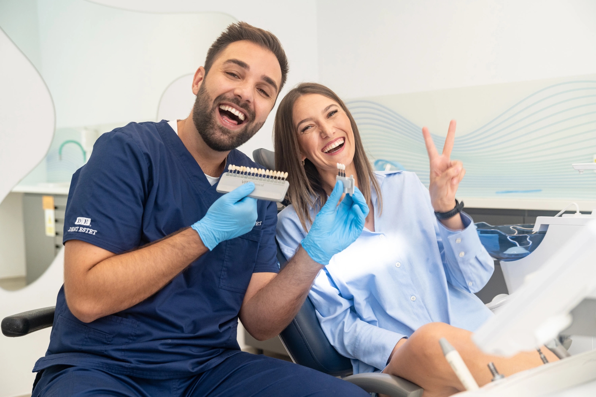 Pacienta zambind in timp ce alege nuanța de alb alături de medicul stomatolog DENT ESTET din Arad.