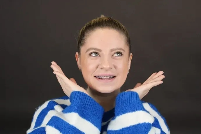 Pacientă care poartă aparat dentar fix.