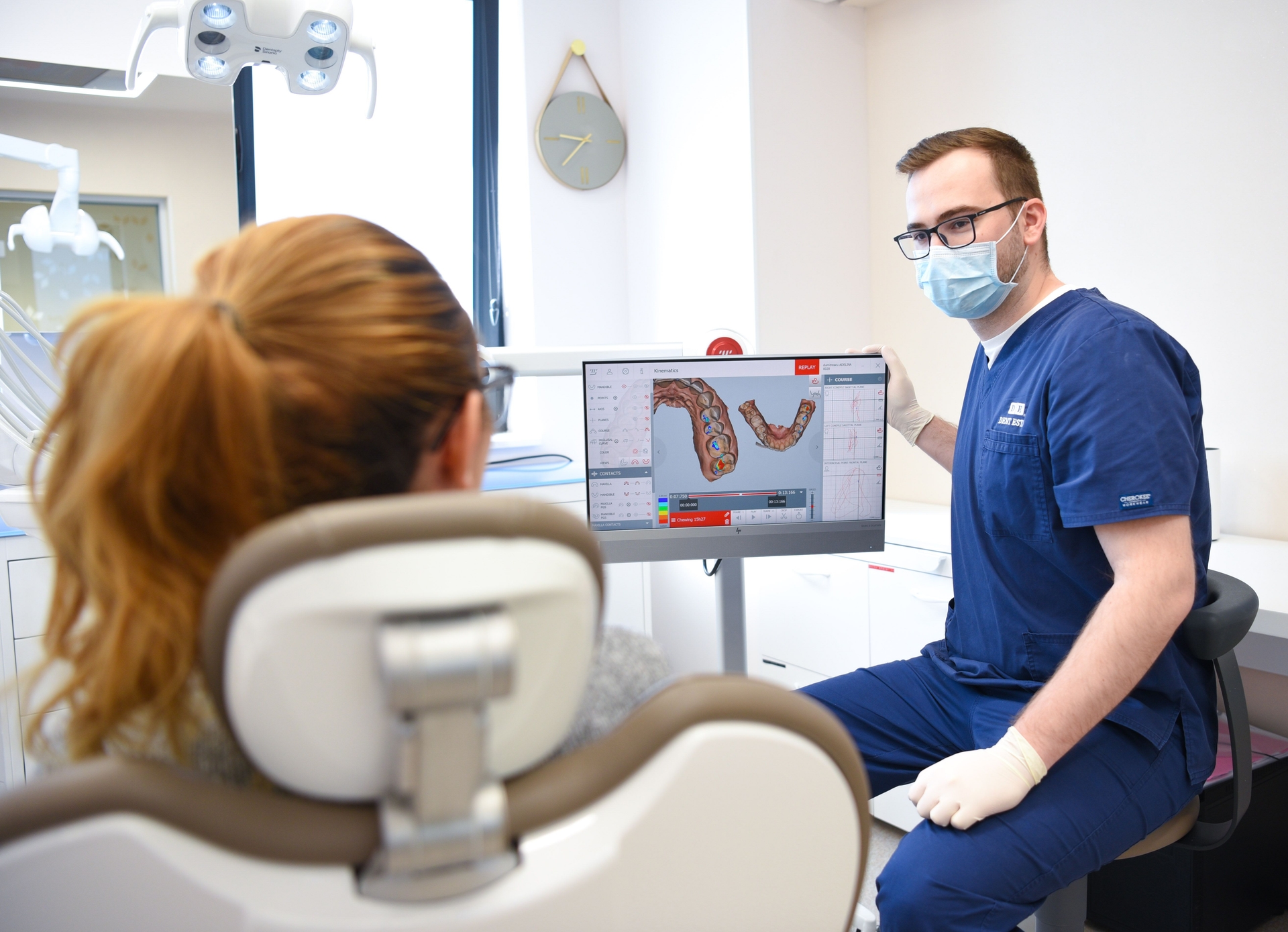 Medic protetician cu pacient in cabinet