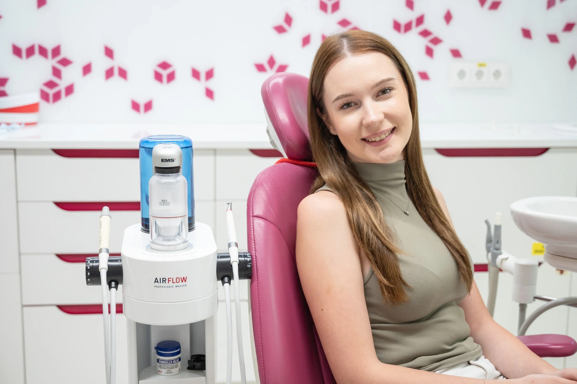 Pacientă zâmbind după procedura de igienizare cu Air Flow la DENT ESTET.