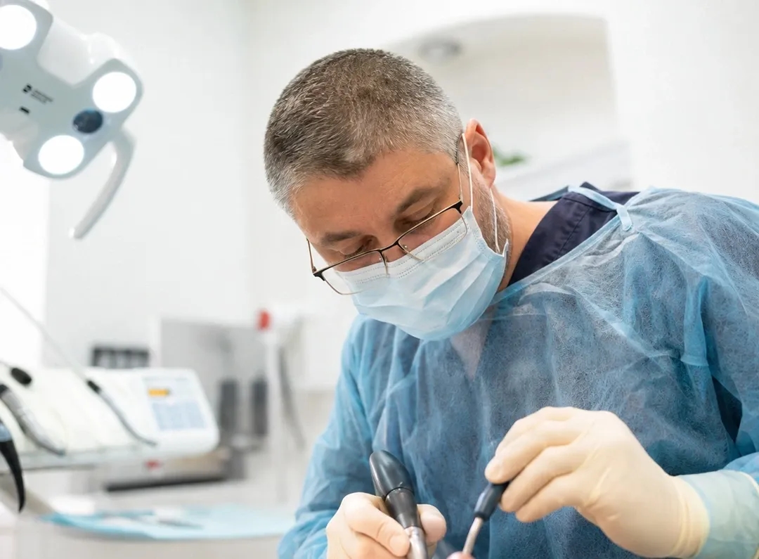 Medic implantolog in timpul operatiei de implant dentar