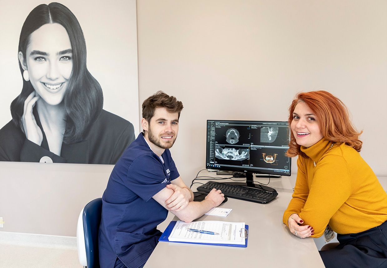 Medic stomatolog prezintă radiografia dentară.