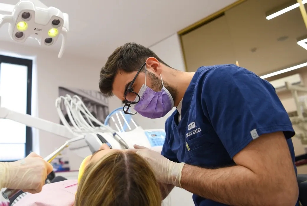 Medic stomatolog in operatie de implant dentar la Ploiesti