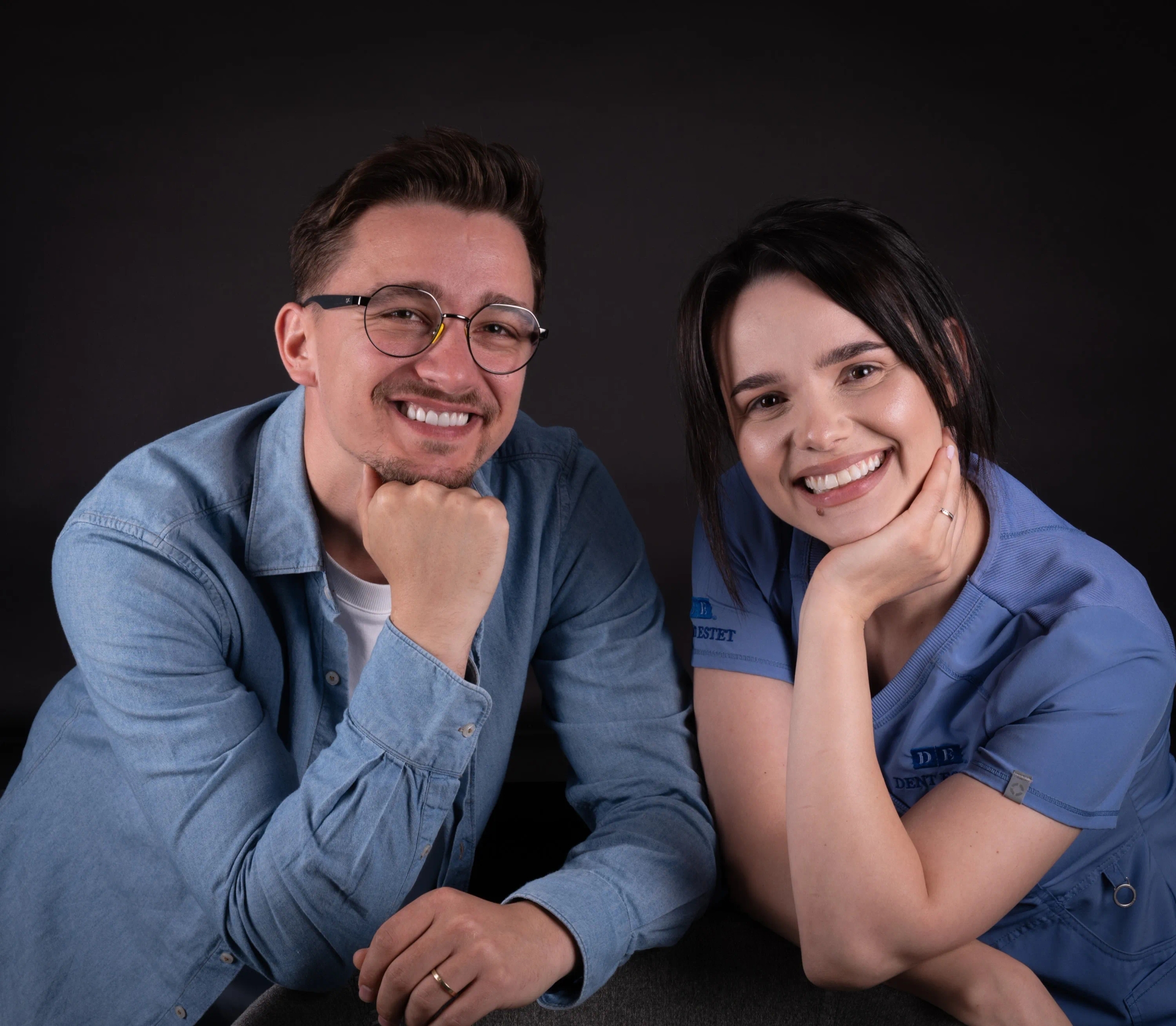 Pacient si medic stomatolog zambind dupa tratament cu coroane dentare cu zirconiu.