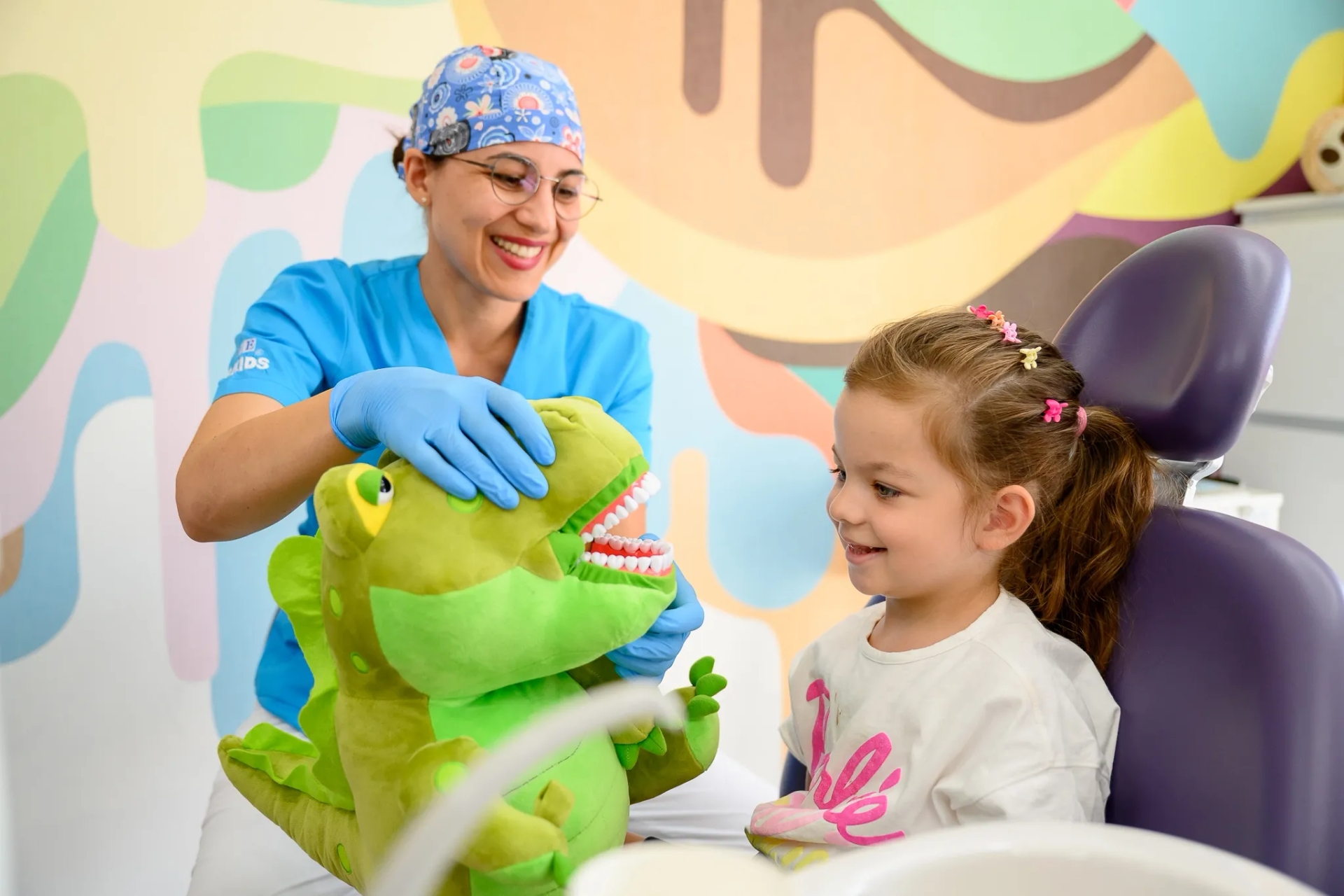 Medicul stomatolog explică periajul corect pentru prevenția cariei de biberon.