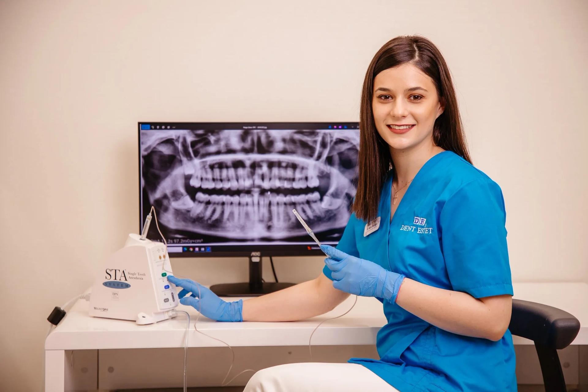 Medic stomatolog pregateste anestezia digitala inainte de extractia molarului de minte.