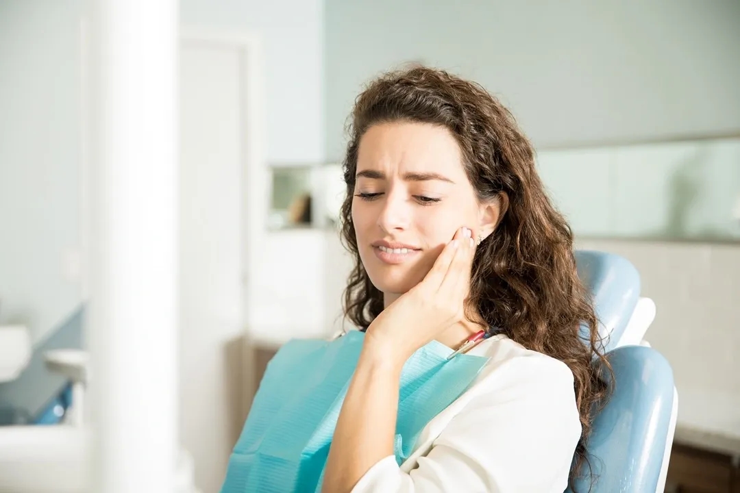 Pacient cu durere de masea in cabinetul stomatologic