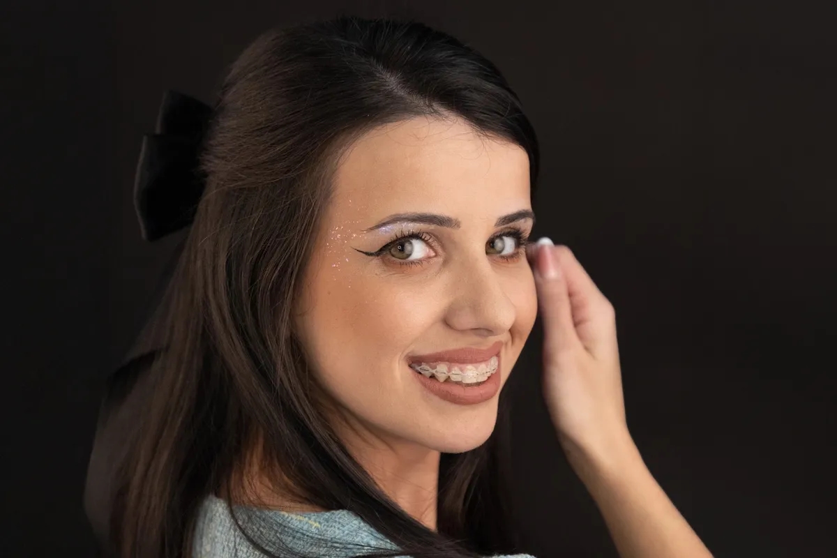 Pacientă cu aparat dentar zâmbind.