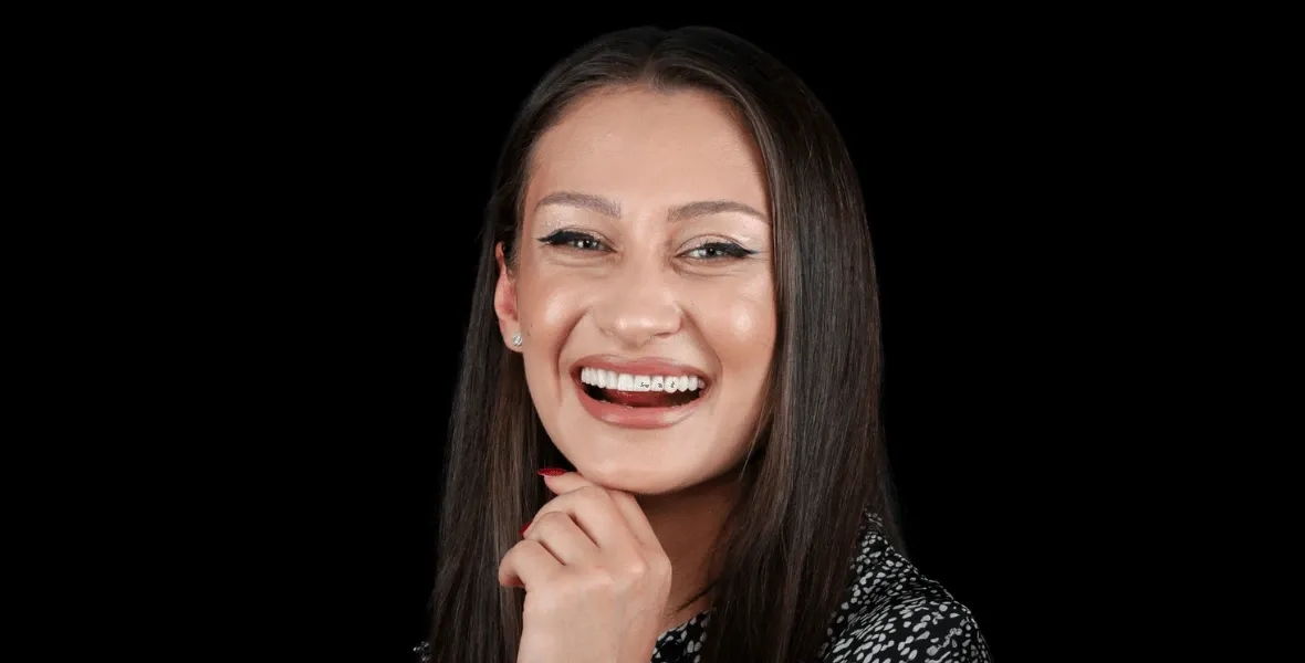Georgeta P | Zambet dupa tratament implant, fatete aparat dentar