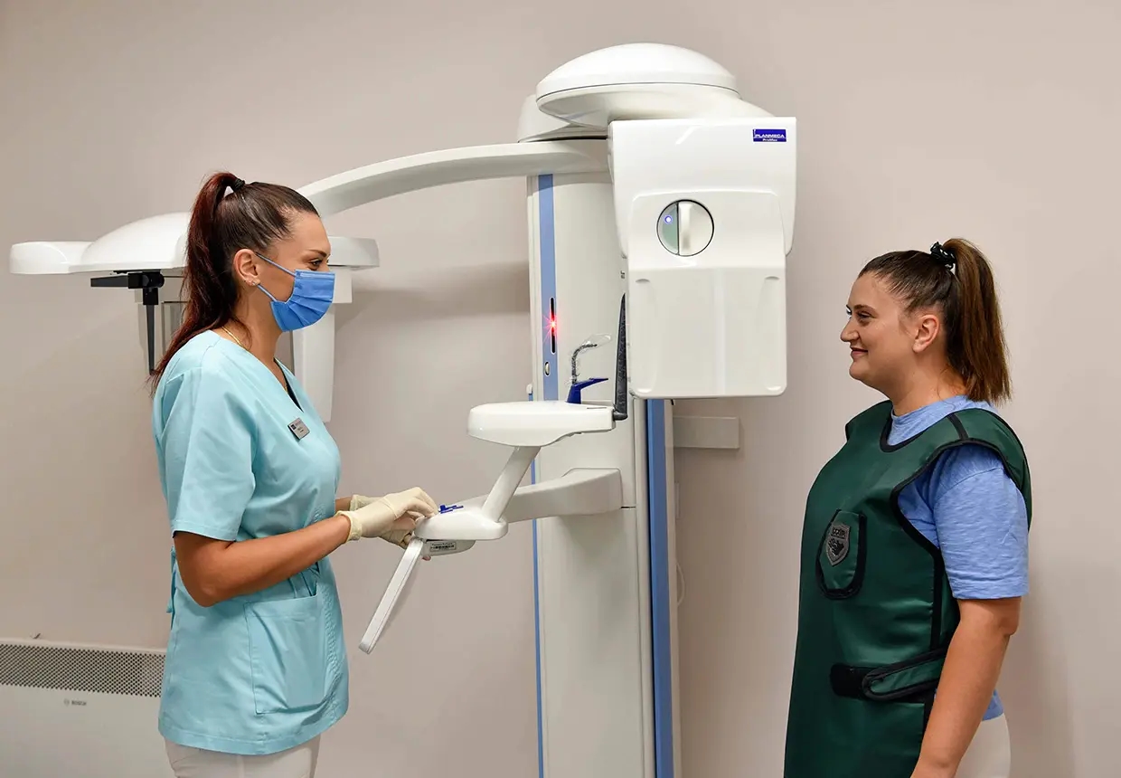 Pregătirea pacientei pentru radiografie dentară.