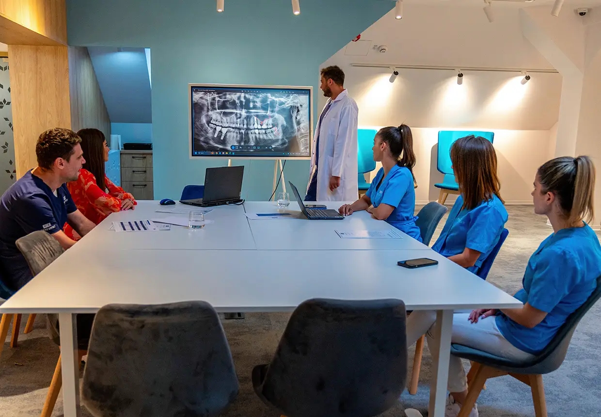 Radiografie dentară în timpul tratamentului cu implant dentar.