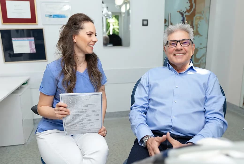 Dr. Alice Gavrilescu si pacient DENT ESTET București