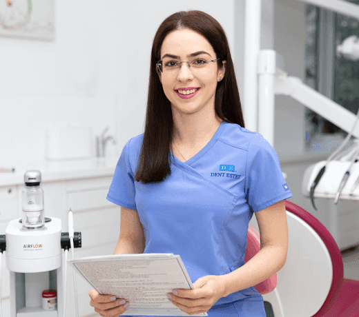 Dentist București - Dr. Irina Popa, medic rezident în parodontologie.