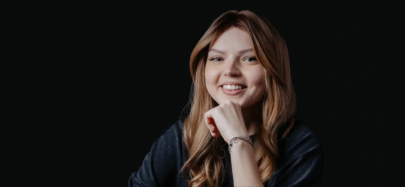 Pacienta cu fatete dentare