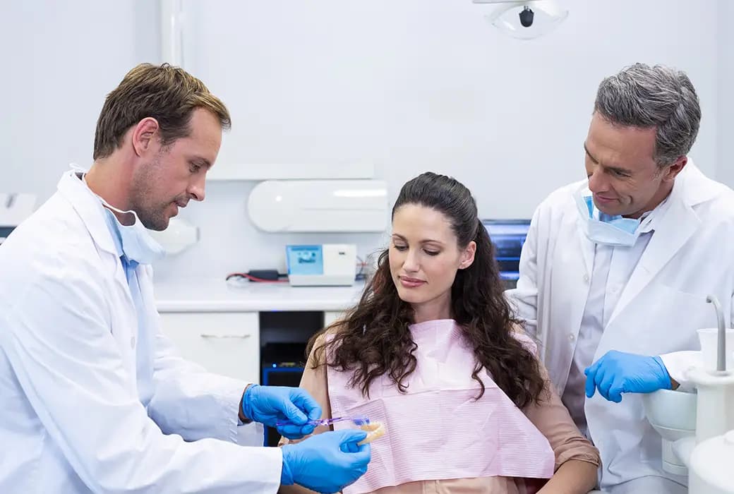 Medic stomatolog explică tehnica corectă de periaj dentar.