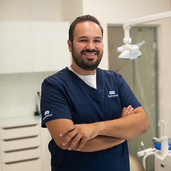 Dentist București - Dr. Adelin Radu, specialist în protetică și implantologie.