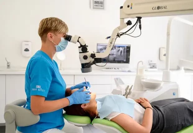Dr. Mariana Oniță folosește microscopul pentru diagnostic precis.