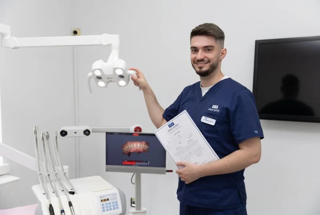 Medic stomatolog in cabinet