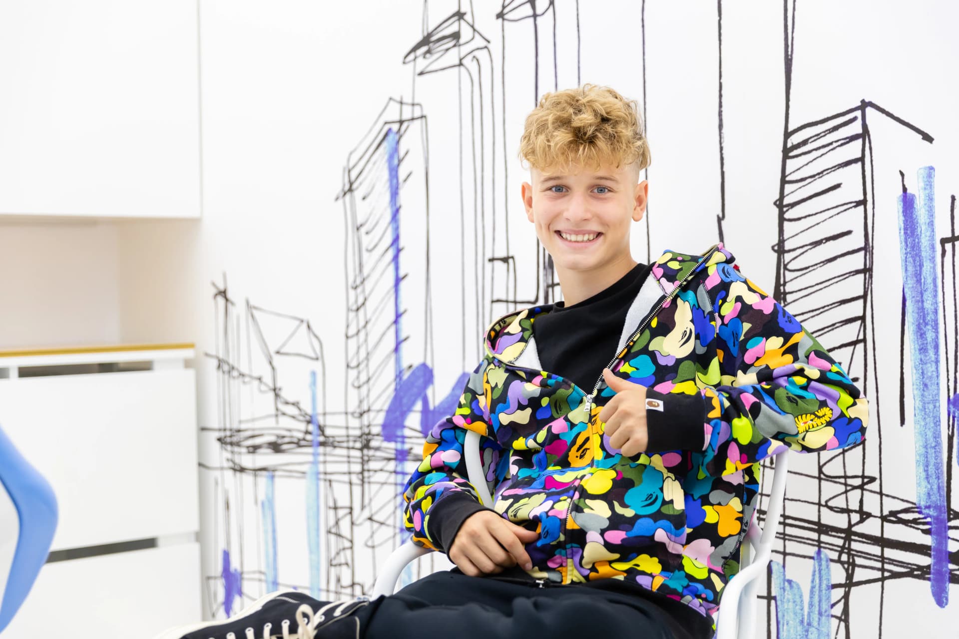 Adolescent zâmbind după tratament cu aparat dentar invizibil Invisalign