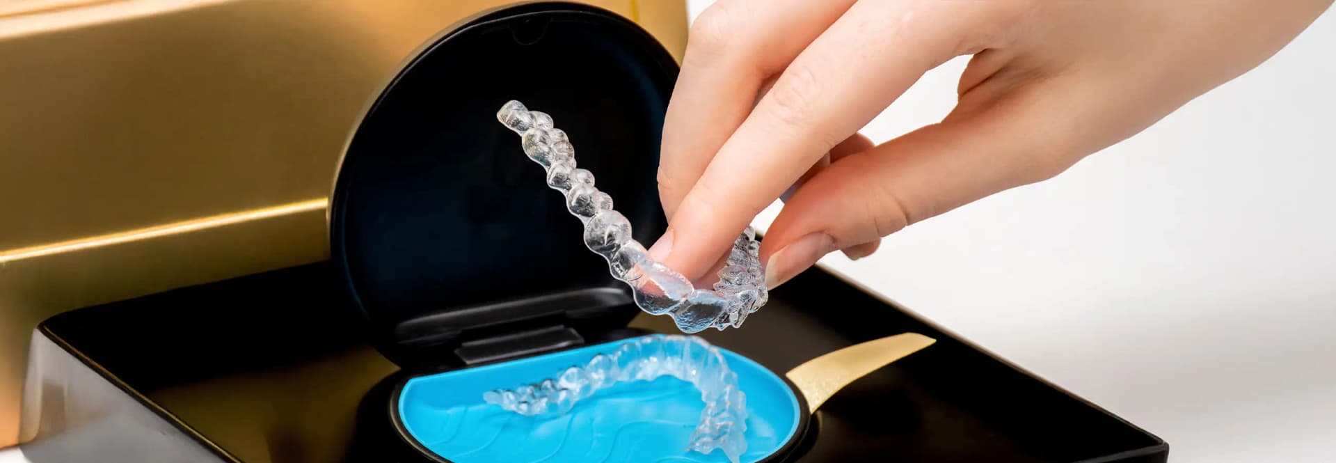 Aparat dentar Invisalign - cutia de depozitare alignere Invisalign