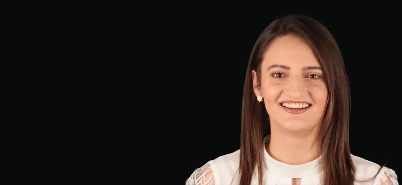 Before & After fațete dentare EMAX și coroană pe implant dentar – transformarea zâmbetului Alexandra T.