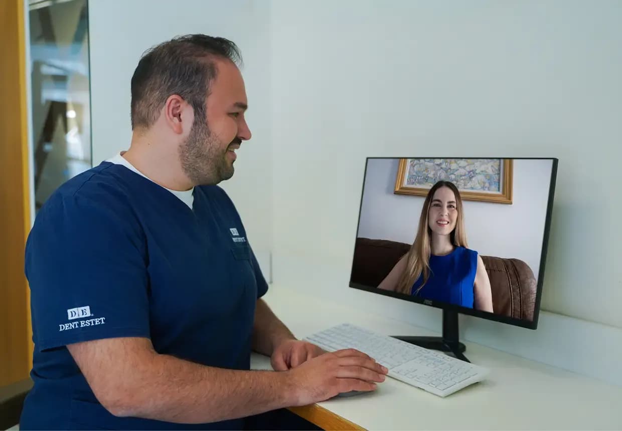 Online dental consultation between a DENT ESTET doctor and the patient via video call.