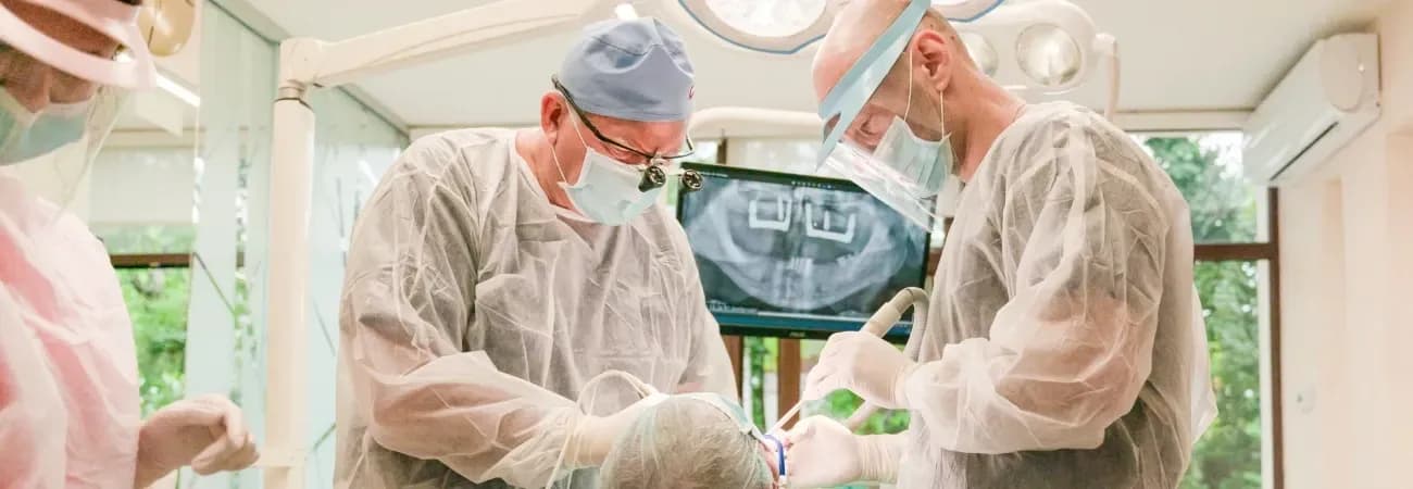 Medici DENT ESTET în timpul unei intervenții pentru dinți ficși în 24 de ore