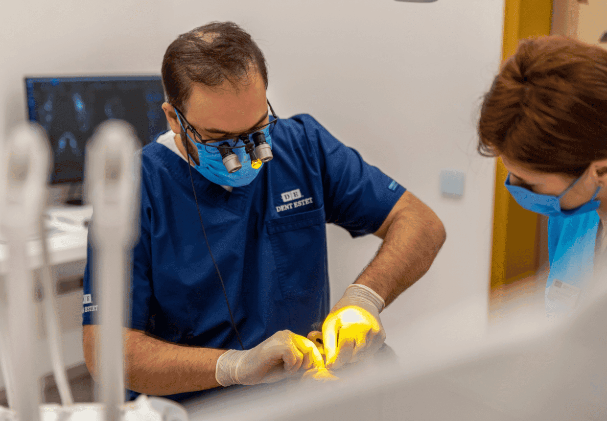 Dr. Adelin Radu consultă un pacient cu All-on-4