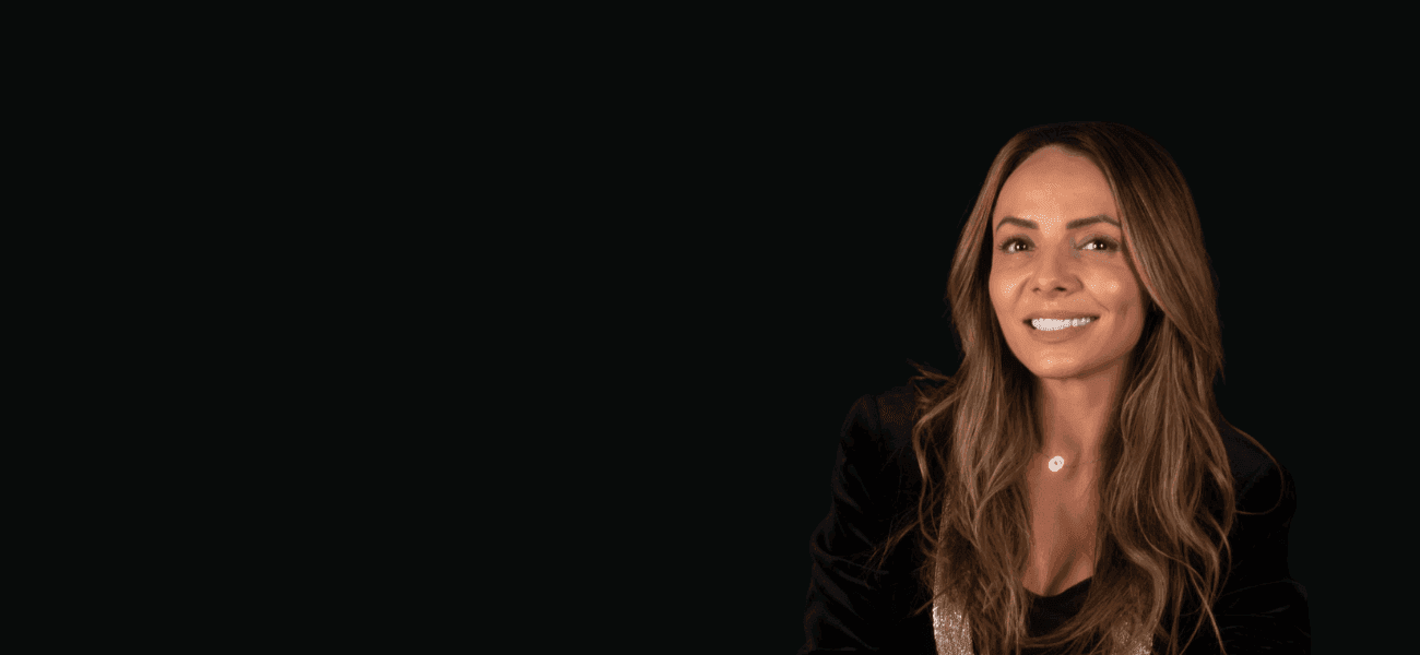 Rezultat final al pacientei Amalia M. după tratamentul de estetică dentară și restaurările protetice realizate de Dr. Dana Georgescu.