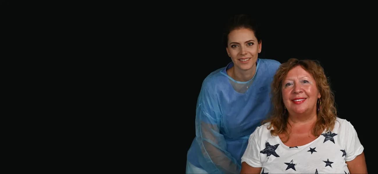 Pacienta Anca G. și Dr. Alice Gavrilescu după tratamentul cu implant dentar All-on-4® realizat la DENT ESTET