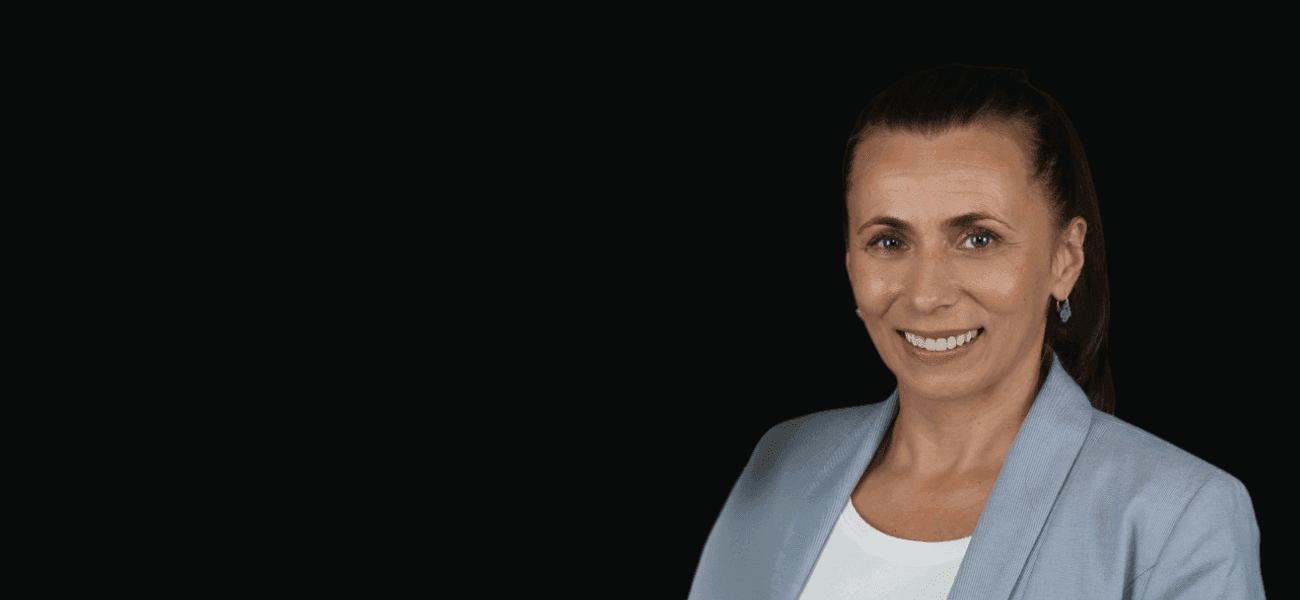 Pacientă după reabilitarea estetică cu fațete dentare EMAX și coroane premium din zirconiu la DENT ESTET Sibiu