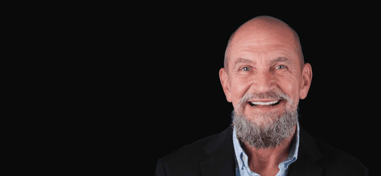 Vasile P. după tratamentul cu implanturi dentare Straumann®, All-on-4® și coroane premium realizat la DENT ESTET.