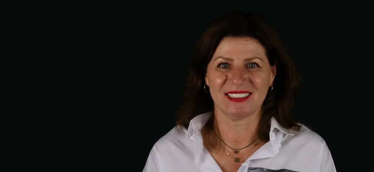 Pacientă cu implant dentar Straumann și protetică dentară digitală - Brașov