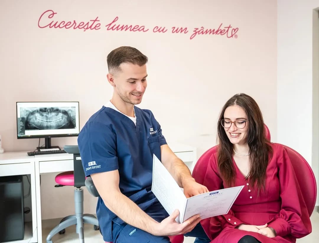 Medic stomatolog in cabinet cu pacienta