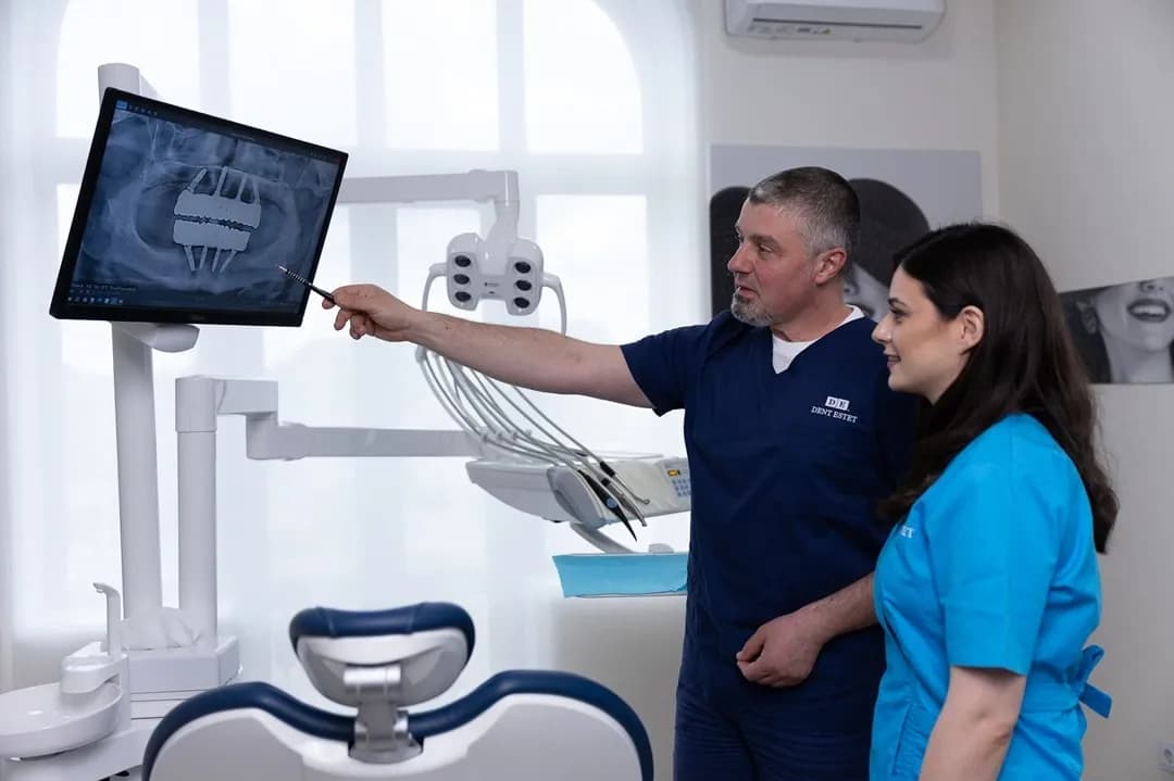 Medici DENT ESTET Craiova verifica radiografia unui pacient