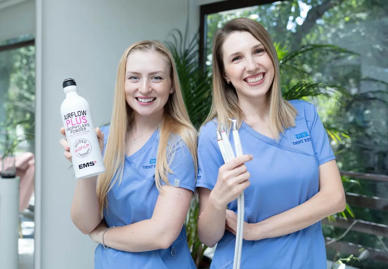 Medici DENT ESTET recomandă profilaxia dentară cu Airflow.