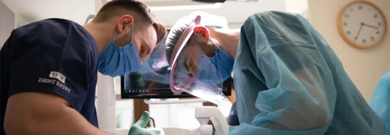 Medici implantologi in timpul unei interventii cu implant dentar