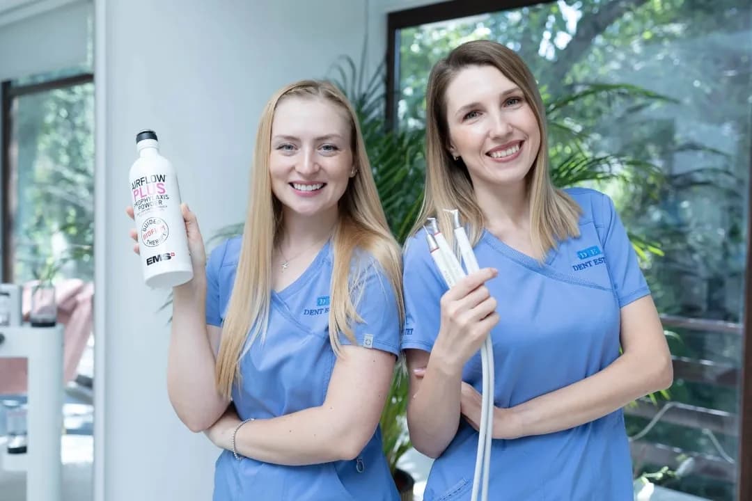 Medicul parodontolog recomandă ședințe periodice de profilaxie cu Airflow si detartraj. 