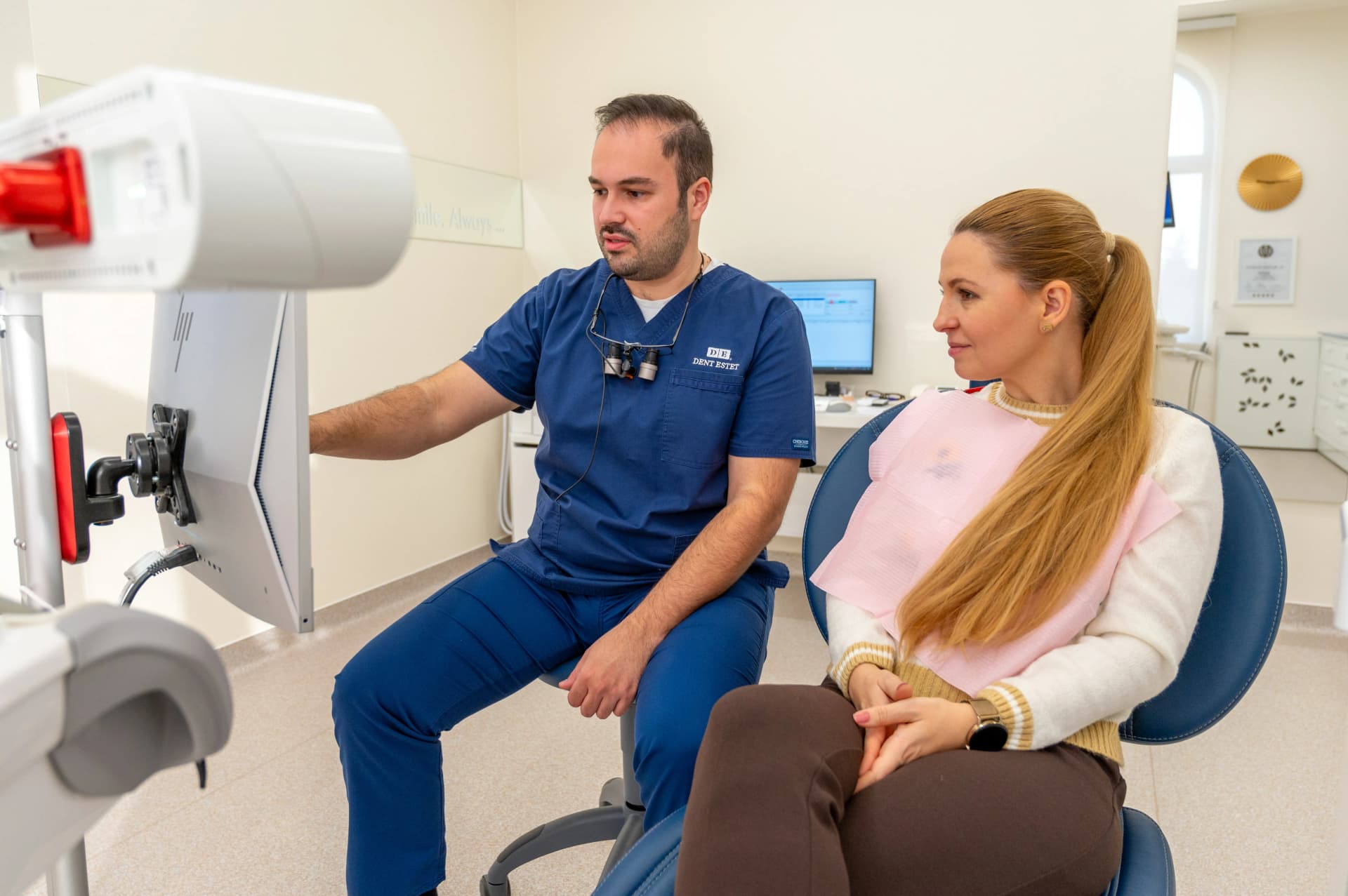 După diagnosticul ocluziei cu Modjaw, medicul protetician discută cu pacienta soluțiile disponibile.