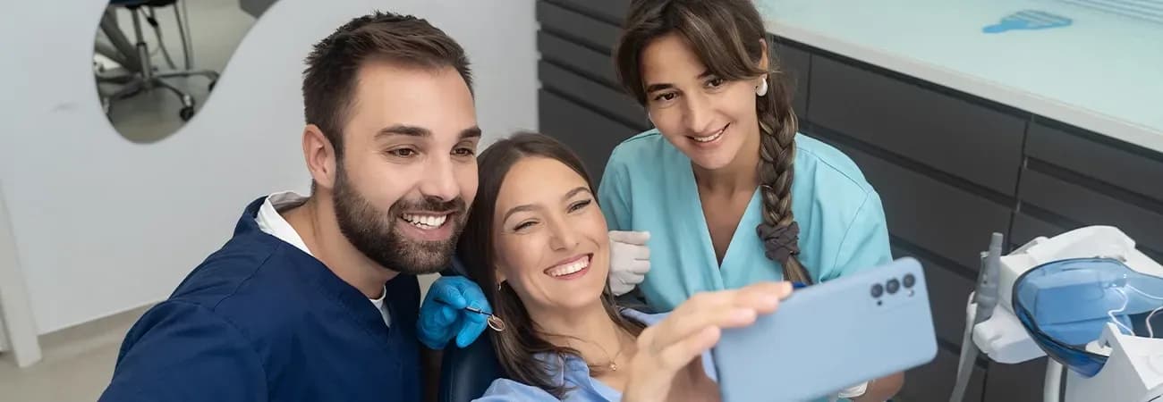Dr. Constantin Budescu si pacienta | Parodontologie Arad | DENT ESTET