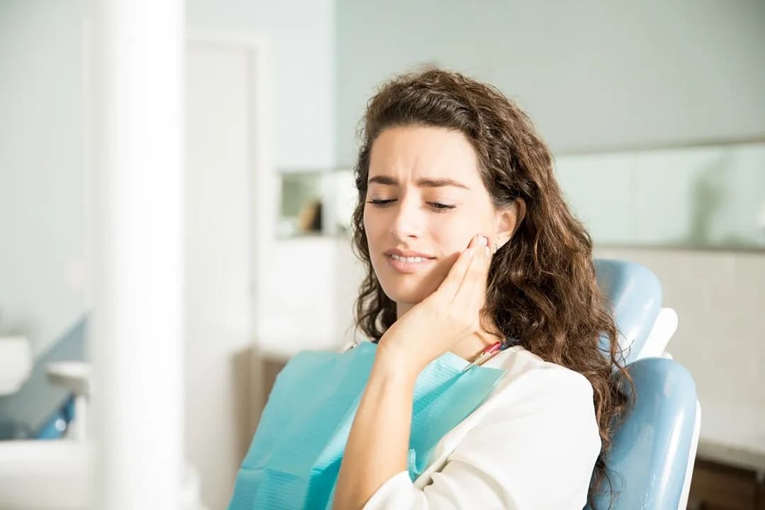 Pacient cu durere de masea in cabinetul stomatologic