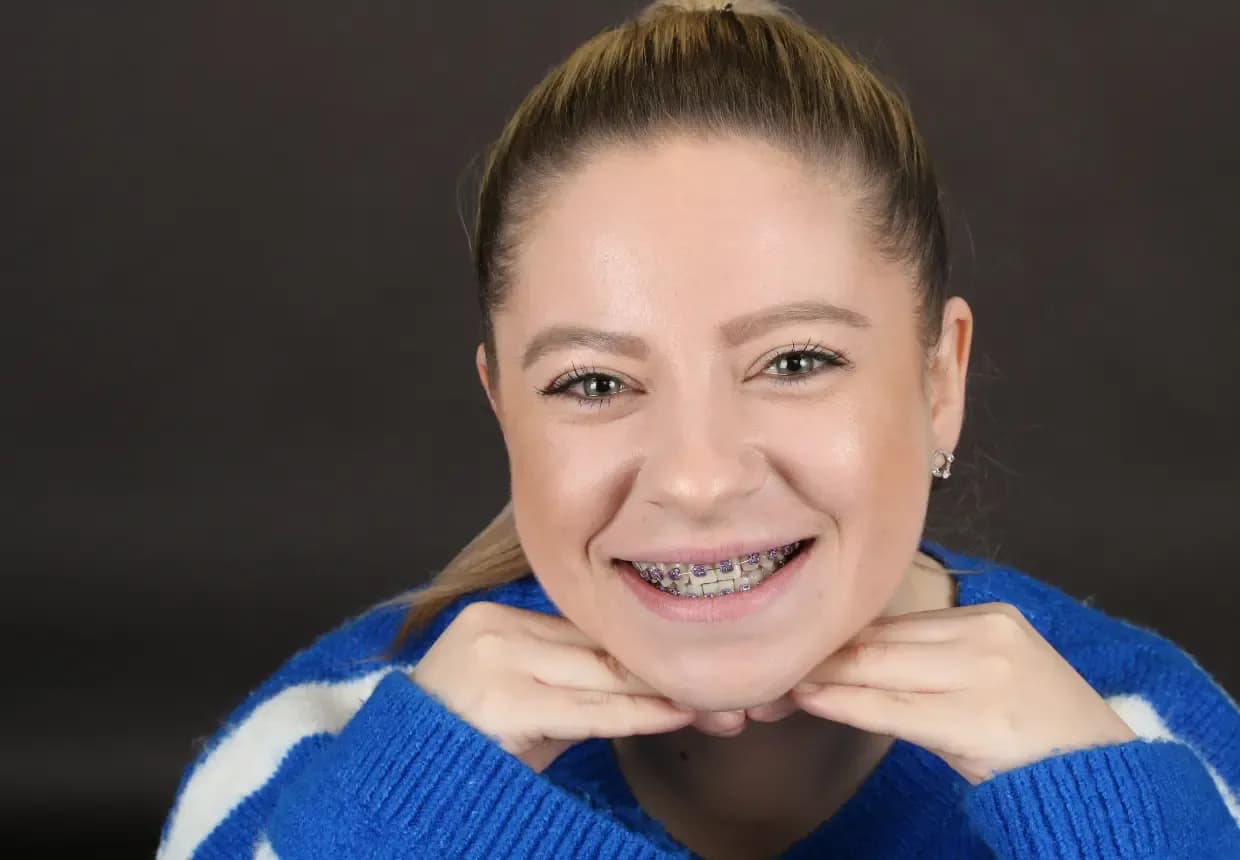 Pacienta cu aparat dentar metalic.